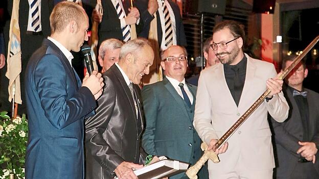 Neben einem Fotoalbum gab es auch ein Schwert mit den Namen aller von ihm ausgebildeten Ritter.