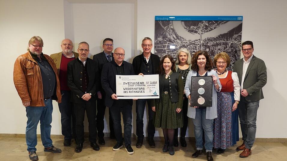 Jürgen Seissler (5. v. l.), Initiator des Rathaustalers, hat eine weitere Spende an Oberbürgermeister Markus Pannermayr (Mitte) übergeben. Er bedankte sich auch bei allen, die ihn von Anfang an unterstützt haben. Jürgen Seissler (5. v. l.), Initiator des Rathaustalers, hat eine weitere Spende an Oberbürgermeister Markus Pannermayr (Mitte) übergeben. Er bedankte sich auch bei allen, die ihn von Anfang an unterstützt haben.