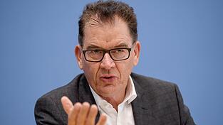 'Nach zwölf Jahren legen wir ein umfassendes Konzept vor, um die Maßnahmen und Mittel der deutschen Entwicklungspolitik noch strategischer, wirksamer und effizienter einzusetzen', sagt Bundesentwicklungsminister Gerd Müller 'Nach zwölf Jahren legen wir ein umfassendes Konzept vor, um die Maßnahmen und Mittel der deutschen Entwicklungspolitik noch strategischer, wirksamer und effizienter einzusetzen', sagt Bundesentwicklungsminister Gerd Müller