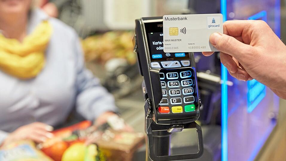 Statt mit Bargeld zu bezahlen, z&uuml;cken immer mehr Kunden eine Plastikkarte. Doch nicht immer ist das f&uuml;r sie kostenlos. Einige Banken berechnen dem Kunden eine Geb&uuml;hr, im Durchschnitt 34 Cent.