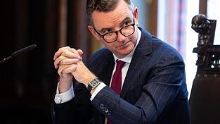 Clemens Wendtner, Chefarzt der Infektiologie an der M&uuml;nchen Klinik Schwabing, schaut in die Runde.