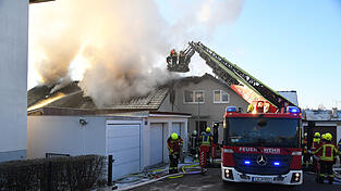 Ein Großaufgebot der Feuerwehr bekämpfte den Dachstuhlbrand. 