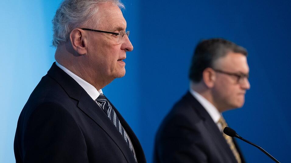 Innenminister Joachim Herrmann (l.) und Staatskanzlei-Chef Florian Herrmann (beide CSU) teilen der Presse die Ergebnisse der Kabinettssitzung vom Dienstag mit. Innenminister Joachim Herrmann (l.) und Staatskanzlei-Chef Florian Herrmann (beide CSU) teilen der Presse die Ergebnisse der Kabinettssitzung vom Dienstag mit.
