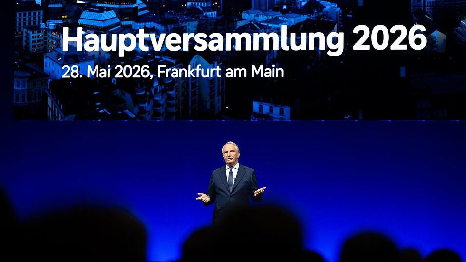 Aufsichtsratschef Alexander Wynaendts begrüßt Aktionärinnen und Aktionäre zur ersten Präsenz-Hauptversammlung der Deutschen Bank seit 2019. Aufsichtsratschef Alexander Wynaendts begrüßt Aktionärinnen und Aktionäre zur ersten Präsenz-Hauptversammlung der Deutschen Bank seit 2019.