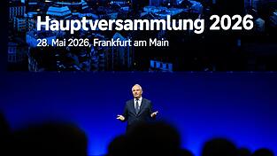 Aufsichtsratschef Alexander Wynaendts begrüßt Aktionärinnen und Aktionäre zur ersten Präsenz-Hauptversammlung der Deutschen Bank seit 2019. Aufsichtsratschef Alexander Wynaendts begrüßt Aktionärinnen und Aktionäre zur ersten Präsenz-Hauptversammlung der Deutschen Bank seit 2019.