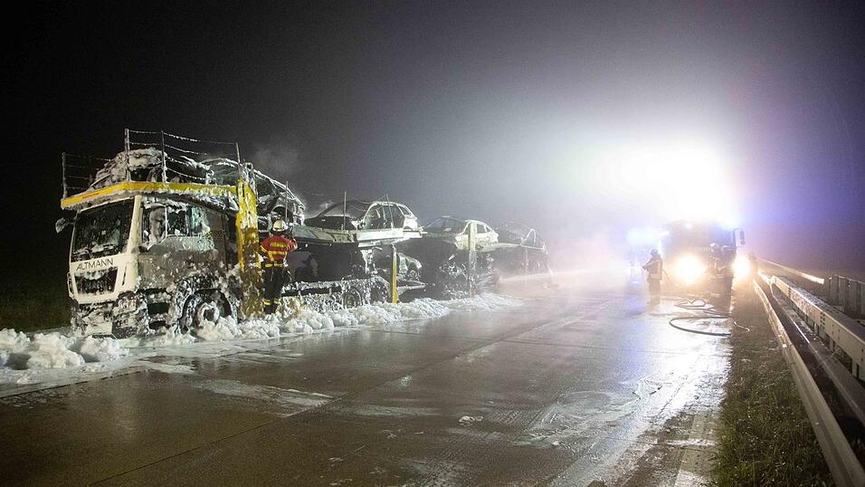 Auf der A92 bei Essenbach ist am Donnerstagmorgen ein Autotransporter mit neuen BMWs ausgebrannt. Auf der A92 bei Essenbach ist am Donnerstagmorgen ein Autotransporter mit neuen BMWs ausgebrannt.