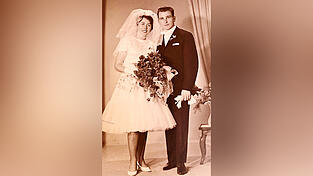 Zwei Bilder aus glücklichen Zeiten: Sophie und Oskar Sommer mit ihren drei Kindern (links) und bei ihrer Hochzeit 1962