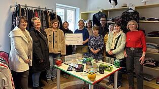 Die Kindergartenleiterinnen und die Vertreter von &bdquo;Dies & Das&ldquo; bei der Spenden&uuml;bergabe.