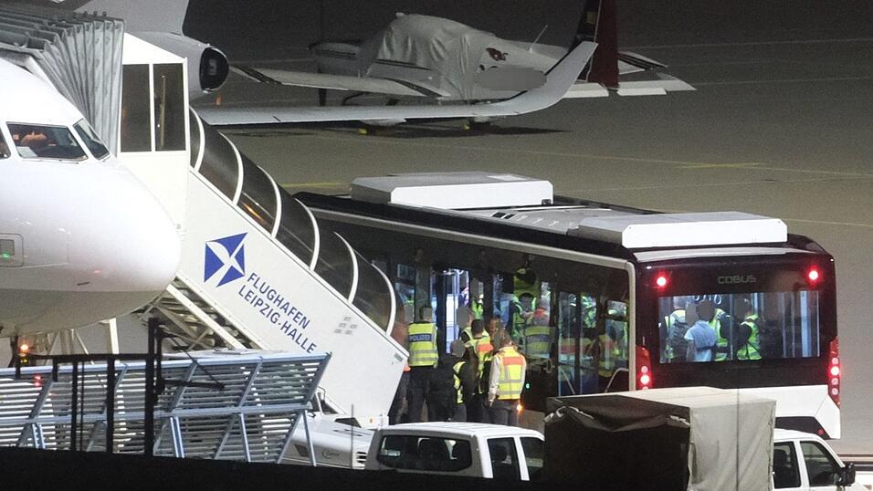 Mit einem Bus wurden die Männer zum Flugzeug gebracht. Mit einem Bus wurden die Männer zum Flugzeug gebracht.