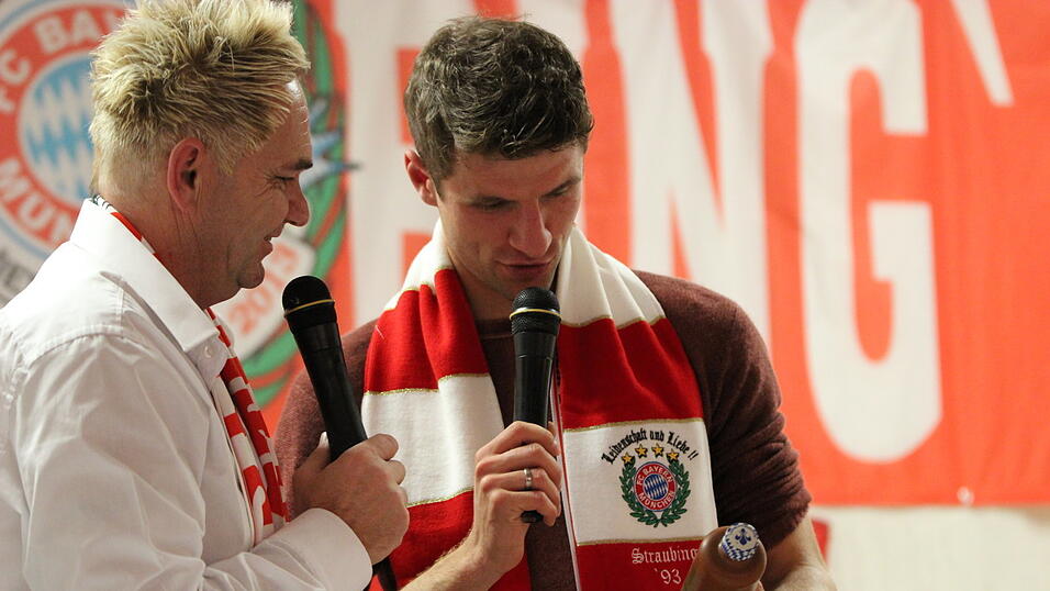 Thomas Müller besuchte am Sonntagnachmittag den 'FC Bayern-Fanclub Straubing '93'. (Foto: Fabian Roßmann) Thomas Müller besuchte am Sonntagnachmittag den 'FC Bayern-Fanclub Straubing '93'. (Foto: Fabian Roßmann)