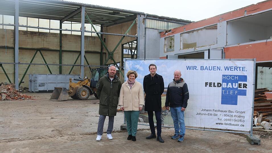 Der Abbruch hat begonnen, bis Mai 2027 entstehen Am Mußkönig im Stadt-Osten neue Märkte für Edeka, Netto und Müller. Über den Abschluss der langwierigen Verhandlungen freuen sich (von links): Investor und Edeka-Kaufmann Daniel Pirzer, Bürgermeisterin Alexandra Riedl, Generalunternehmer Hans Feldbauer und Winfried Maier, Leiter des Stadtbauamtes. Der Abbruch hat begonnen, bis Mai 2027 entstehen Am Mußkönig im Stadt-Osten neue Märkte für Edeka, Netto und Müller. Über den Abschluss der langwierigen Verhandlungen freuen sich (von links): Investor und Edeka-Kaufmann Daniel Pirzer, Bürgermeisterin Alexandra Riedl, Generalunternehmer Hans Feldbauer und Winfried Maier, Leiter des Stadtbauamtes.