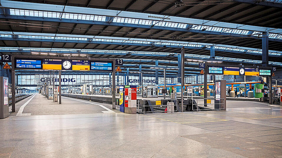 Der M&uuml;nchner Hauptbahnhof zeigt sich am Freitag in weiten Teilen menschenleer.