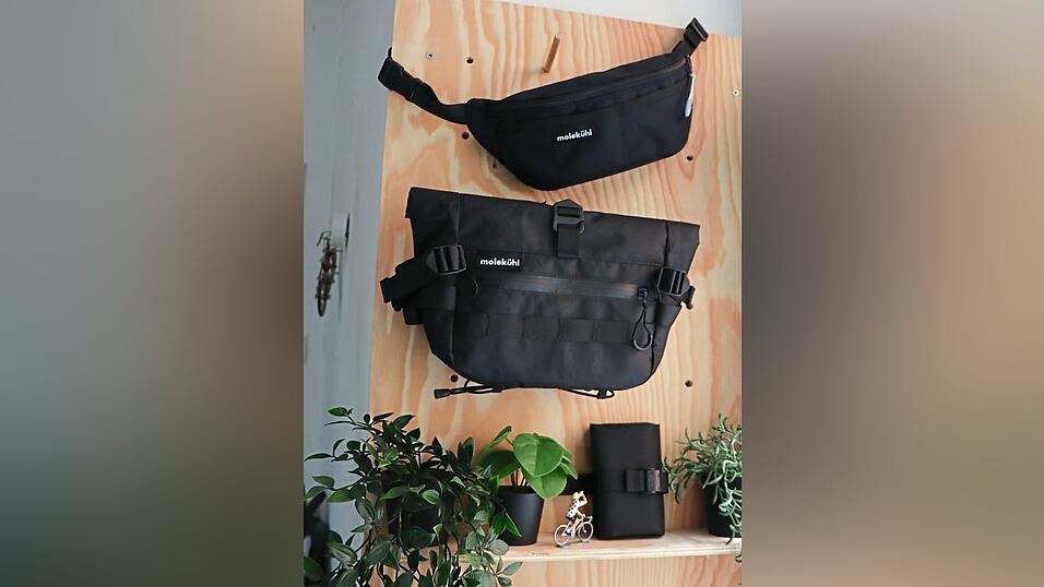 Bauchtaschen, Taschen und Geldbeutel fertigt er.