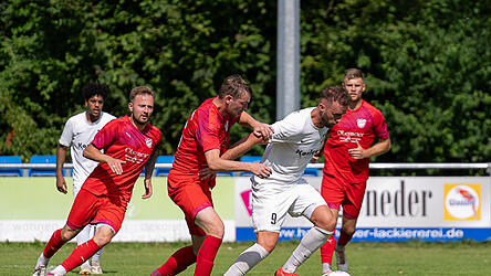 Nach einer Saison in der man häufig hinterherlief, ist der FSV Landau (in Rot) in der Relegation aus der Bezirksliga abgestiegen. (Archivfoto)