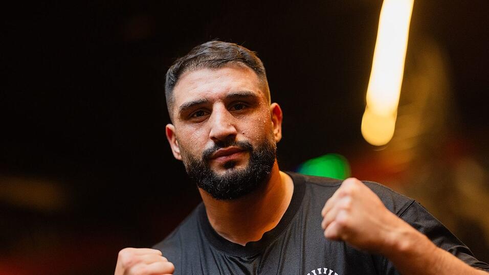 Agit Kabayel feiert einen K.o.-Sieg in Oberhausen.