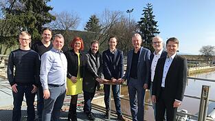 Freuten sich &uuml;ber den Start des Projekts &bdquo;NEON&ldquo; (v.l.): Simon R&ouml;dl und Martin Bergner von der SER, Stefan Hurzlmeier, Cristina Pop, Projektleiter Prof. Jakob Burger, Prof. Nicolas Plumer&eacute;, Oberb&uuml;rgermeister Markus Pannermayr, TUMCS-Gesch&auml;ftsf&uuml;hrer Dr. Norbert Fr&ouml;hlich und Prof. Michael Zavrel.