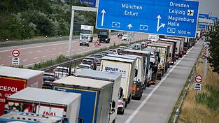 Güter auf die Straße heißt es wegen des Niedigwassers kurzzeitig auch in Bayern. (Symbolbild). Güter auf die Straße heißt es wegen des Niedigwassers kurzzeitig auch in Bayern. (Symbolbild).