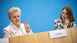Angeführt wird die Gruppe von den Politikerinnen Katrin Helling-Plahr (r.) und Renate Künast. Angeführt wird die Gruppe von den Politikerinnen Katrin Helling-Plahr (r.) und Renate Künast.