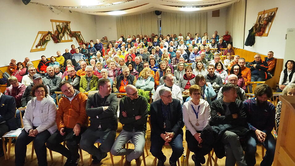Ein voller Dorfwirtssaal zur Eröffnung des 6. Deutschen Winterwandertages. Ein voller Dorfwirtssaal zur Eröffnung des 6. Deutschen Winterwandertages.