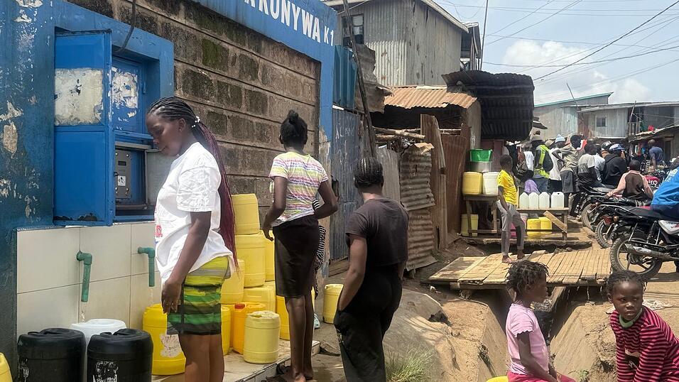 Frauen stehen im Slum Kibera vor einem Wasserkiosk an, um sauberes Trinkwasser zu kaufen. (Archivbild) Frauen stehen im Slum Kibera vor einem Wasserkiosk an, um sauberes Trinkwasser zu kaufen. (Archivbild)
