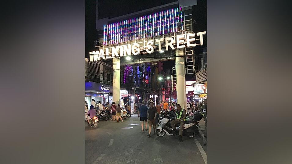 Die Walking Street ist weltweit als Rotlichtviertel bekannt. Die Walking Street ist weltweit als Rotlichtviertel bekannt.