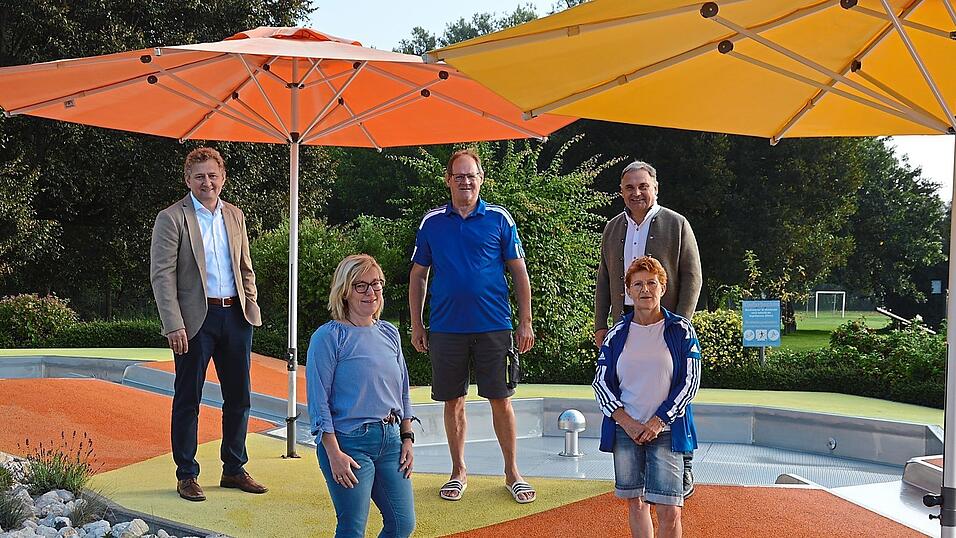 Zweite B&uuml;rgermeisterin Margit Vielmeier (v.l.), Helga Hasreiter vom Freibad-Team, (dahinter) B&uuml;rgermeister Josef Beham, Bademeister Konrad Laubenbacher und Gesch&auml;ftsleiter Franz Enzensberger.