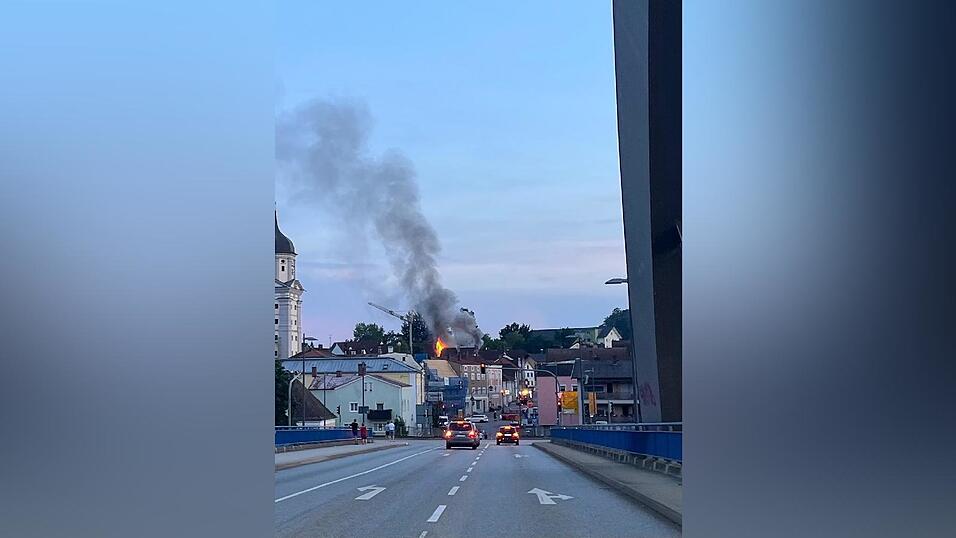 In Vilshofen ist am Montagabend ein Dachstuhl in Brand geraten. In Vilshofen ist am Montagabend ein Dachstuhl in Brand geraten.