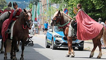 Ob hier irgendeine Art Wegzoll für die Beamten fällig wurde, wissen wir nicht. Aber auffällig in den Weg geritten sind die vier Reiter dem Polizeiauto schon ...