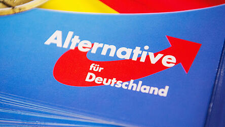 Während auf Bundes- und Landesebene die demokratischen Parteien eine klare Linie verfolgen - keine Zusammenarbeit, keine Koalitionen, keine abgestimmten Mehrheiten mit der AfD -, gestaltet sich in Kreis-, Stadt- und Gemeinderäten die politische Praxis häufig komplexer. (Symbolbild) Während auf Bundes- und Landesebene die demokratischen Parteien eine klare Linie verfolgen - keine Zusammenarbeit, keine Koalitionen, keine abgestimmten Mehrheiten mit der AfD -, gestaltet sich in Kreis-, Stadt- und Gemeinderäten die politische Praxis häufig komplexer. (Symbolbild)
