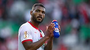 Stürmer Steve Mounié spielt bei den Saisonplanungen des FC Augsburg keine Rolle. (Archivfoto)