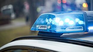 Nachdem ein 35-J&auml;hriger im Landkreis Hof ein Sofateil verloren hat, fl&uuml;chtet er von der Polizei. (Symbolbild)