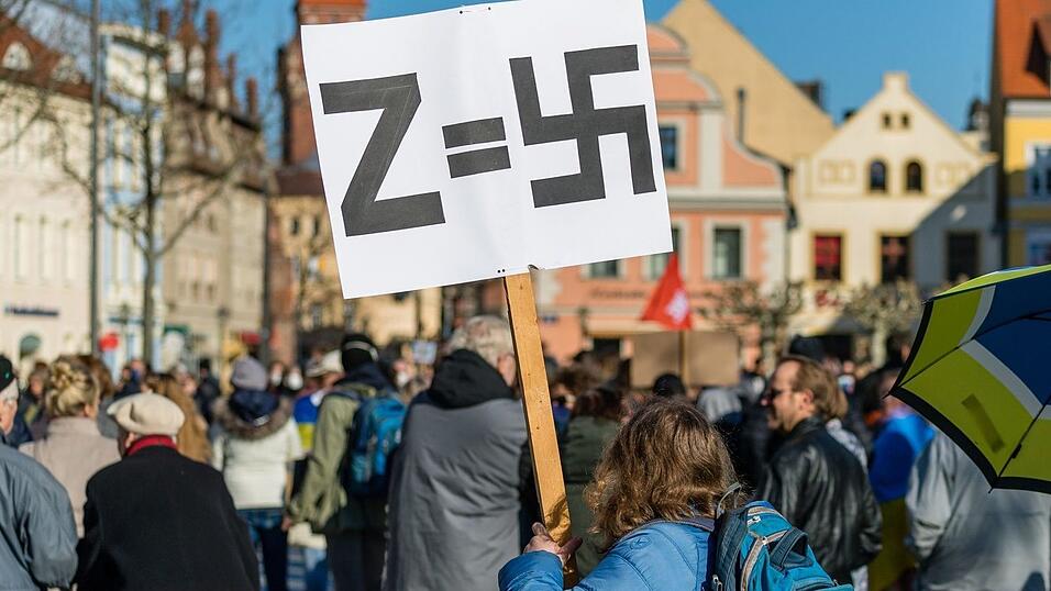 In Russland hat sich der lateinische Buchstabe 'Z' zum Symbol der Unterstützung für die russische Armee und die Regierung entwickelt. In Russland hat sich der lateinische Buchstabe 'Z' zum Symbol der Unterstützung für die russische Armee und die Regierung entwickelt.