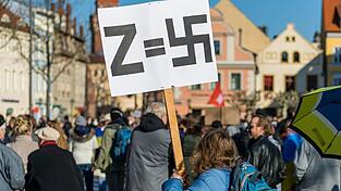 In Russland hat sich der lateinische Buchstabe 'Z' zum Symbol der Unterstützung für die russische Armee und die Regierung entwickelt. In Russland hat sich der lateinische Buchstabe 'Z' zum Symbol der Unterstützung für die russische Armee und die Regierung entwickelt.