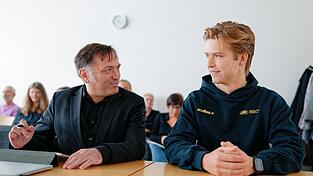 Walk (r) und sein Anwalt Malcherek beklagen eine mangelnde Chancengleichheit. Walk (r) und sein Anwalt Malcherek beklagen eine mangelnde Chancengleichheit.