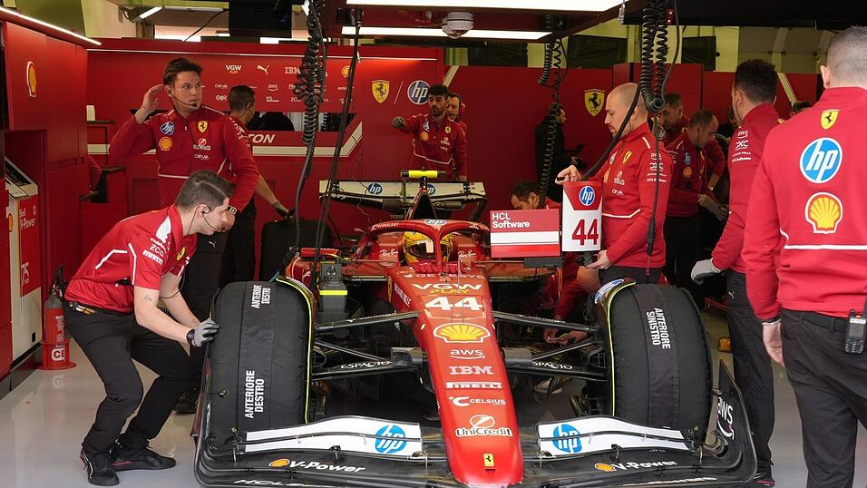 Der Rekordweltmeister bei der Eingewöhnung an sein neues Auto. Der Rekordweltmeister bei der Eingewöhnung an sein neues Auto.