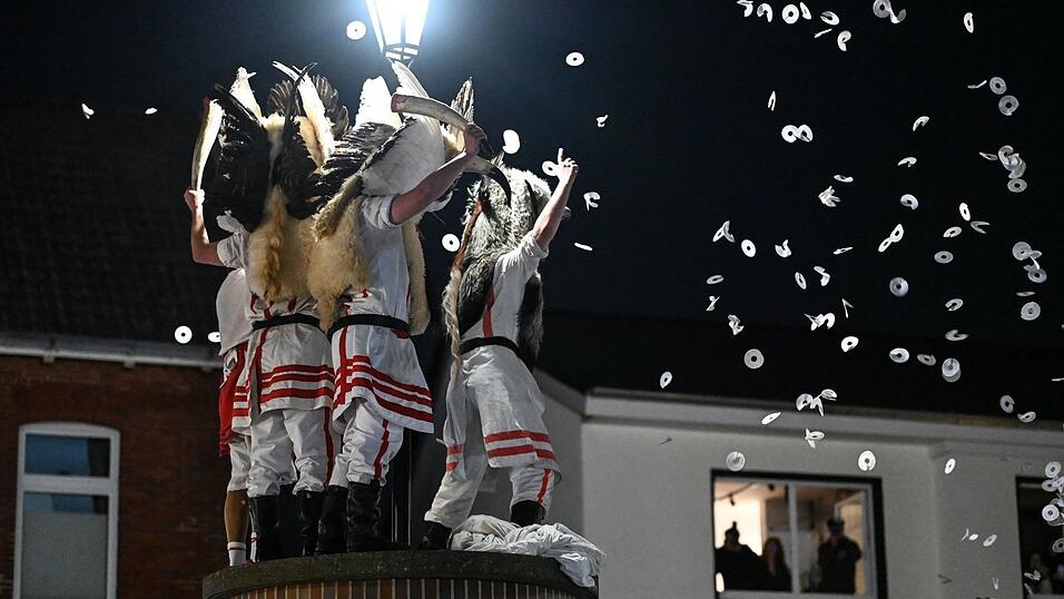 Das Klaasohm-Fest auf Borkum gehört seit Generationen für die Inselbewohner zum Höhepunkt des Jahres. Das Klaasohm-Fest auf Borkum gehört seit Generationen für die Inselbewohner zum Höhepunkt des Jahres.