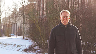 Landratskandidat Merten Niebelsch&uuml;tz auf jener Fl&auml;che in Obertraubling, auf der einmal das dritte Landkreisgymnasium stehen soll. Rechts ist die Realschule zu erkennen.