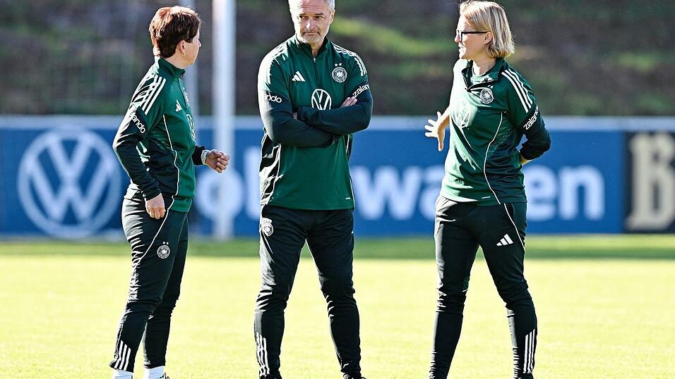 Christian Wück (Mitte): Härteste in Karlsruhe gegen Australien. Christian Wück (Mitte): Härteste in Karlsruhe gegen Australien.