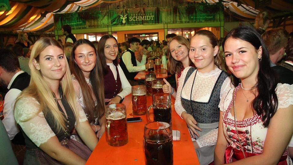 Auch am Samstagabend strömten viele Landshuter zur Dult. Auch am Samstagabend strömten viele Landshuter zur Dult.