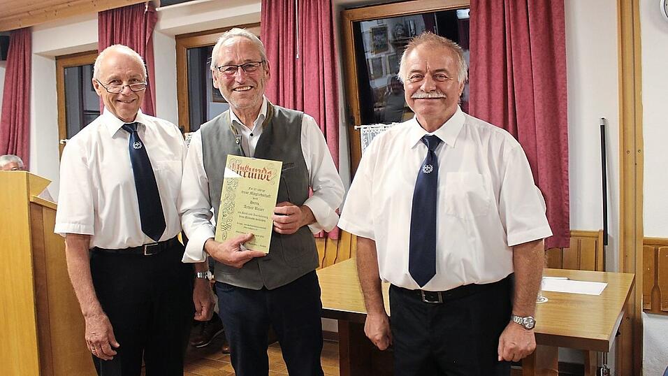 Arthur Bauer (Mitte) wurde von Vorsitzendem Johann Putz und zweitem Vorsitzenden Hermann Grasmüller (von rechts) für 20 Jahre Mitgliedschaft geehrt. Arthur Bauer (Mitte) wurde von Vorsitzendem Johann Putz und zweitem Vorsitzenden Hermann Grasmüller (von rechts) für 20 Jahre Mitgliedschaft geehrt.