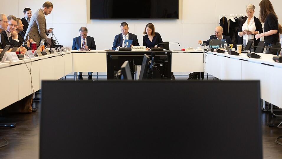 Der 81-jährige Schröder wurde aus Rücksicht auf seinen Gesundheitszustand für die Zeugenvernehmung aus seinem Büro in Hannover zugeschaltet.