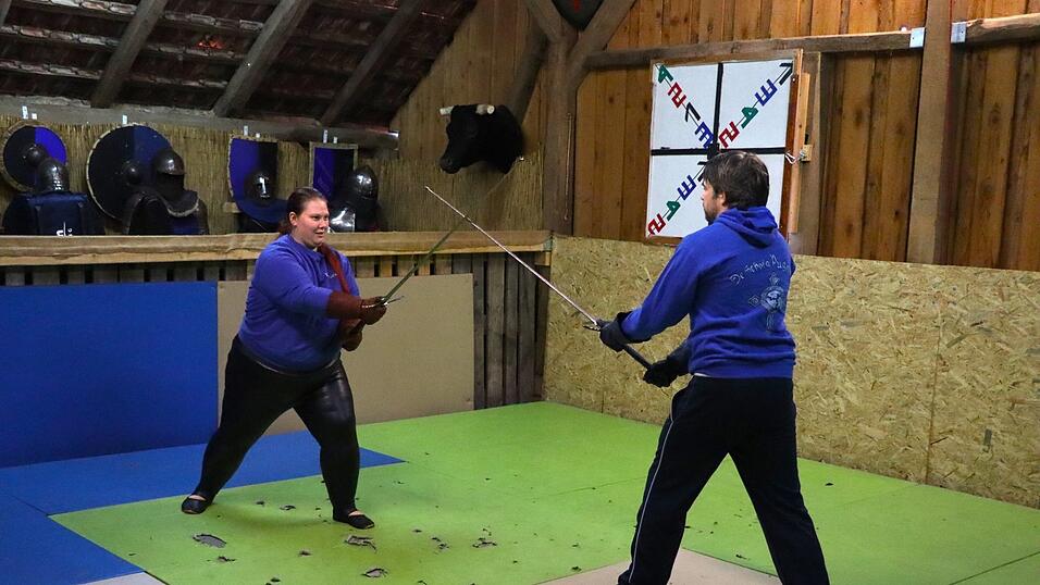 Vera Joosten und Martin Ederer kreuzen die Klingen. Dabei sehen sie sich im Kampf nicht als Gegner, sondern als Partner.