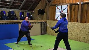 Vera Joosten und Martin Ederer kreuzen die Klingen. Dabei sehen sie sich im Kampf nicht als Gegner, sondern als Partner.