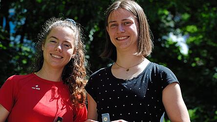 Freuen sich sehr über die Ehrennadeln des deutschen Leichtathletikverbandes: Pia Stern (l.) und Agnes Leitgeb.