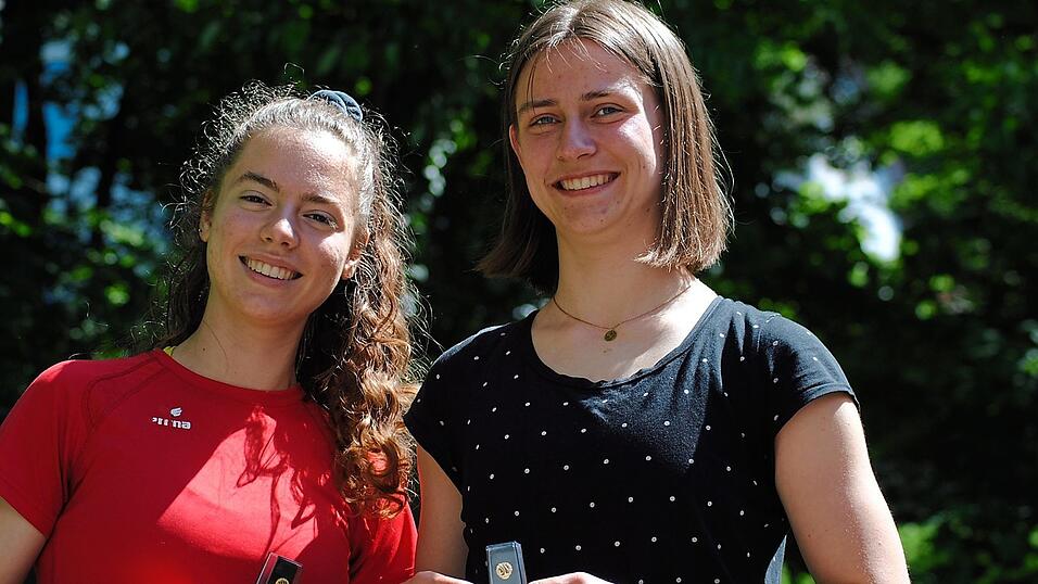Freuen sich sehr über die Ehrennadeln des deutschen Leichtathletikverbandes: Pia Stern (l.) und Agnes Leitgeb.