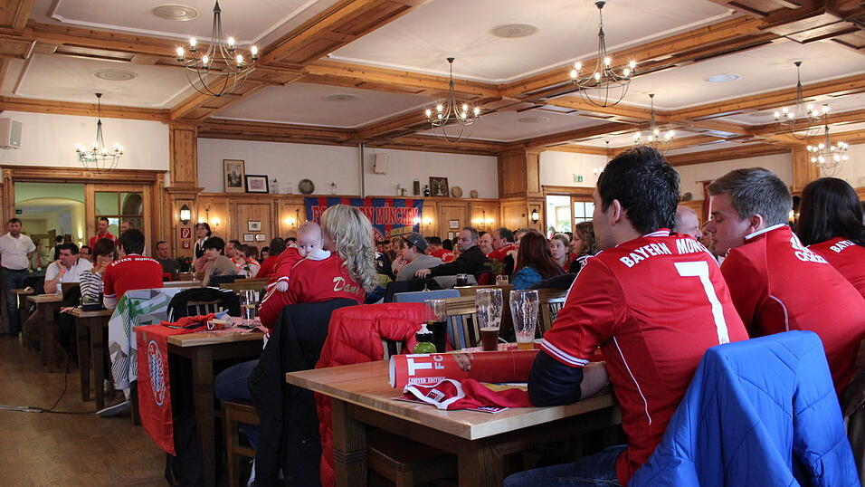 Thomas Müller besuchte am Sonntagnachmittag den 'FC Bayern-Fanclub Straubing '93'. (Foto: Fabian Roßmann) Thomas Müller besuchte am Sonntagnachmittag den 'FC Bayern-Fanclub Straubing '93'. (Foto: Fabian Roßmann)