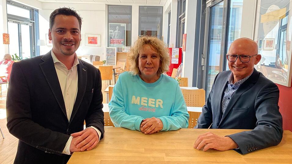 AWO-Geschäftsführer Philipp Buchta (links), Andrea Cunz und Georg Thurner im Mehrgenerationenhaus: Von dort werden die Karten verteilt. AWO-Geschäftsführer Philipp Buchta (links), Andrea Cunz und Georg Thurner im Mehrgenerationenhaus: Von dort werden die Karten verteilt.