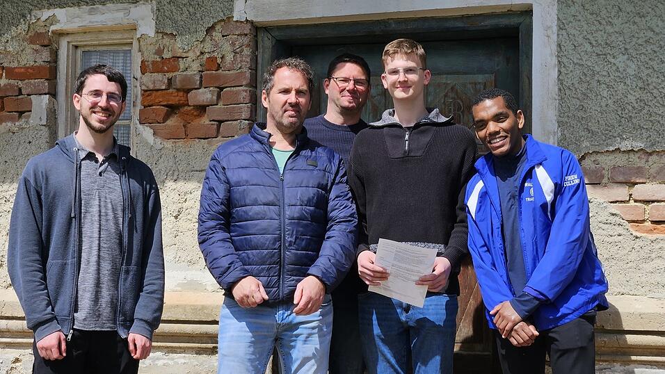 Zwei Generationen, zwei Nationen, eine gemeinsame Familiengeschichte: Links und rechts die beiden Enkelsöhne Jason und Firew von Endre Rauchwerk aus Amerika. In der Mitte die Enkel von Anna Gnadl Wolfgang und Konrad und ihr Urenkel Fabian. Zwei Generationen, zwei Nationen, eine gemeinsame Familiengeschichte: Links und rechts die beiden Enkelsöhne Jason und Firew von Endre Rauchwerk aus Amerika. In der Mitte die Enkel von Anna Gnadl Wolfgang und Konrad und ihr Urenkel Fabian.