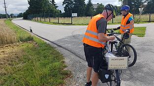 Die beiden Vermessungsexperten Franz Groß aus Erding (links) und der erfahrene FTSV-Läufer Karlheinz Nowag bei der Arbeit auf der Laufstrecke.