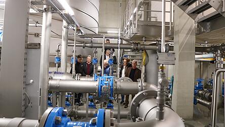 Die Stadträte schauten sich im Hochbehälter auf dem Katzberg um. Sechs Millionen Euro haben sich die Stadtwerke das Bauwerk kosten lassen.